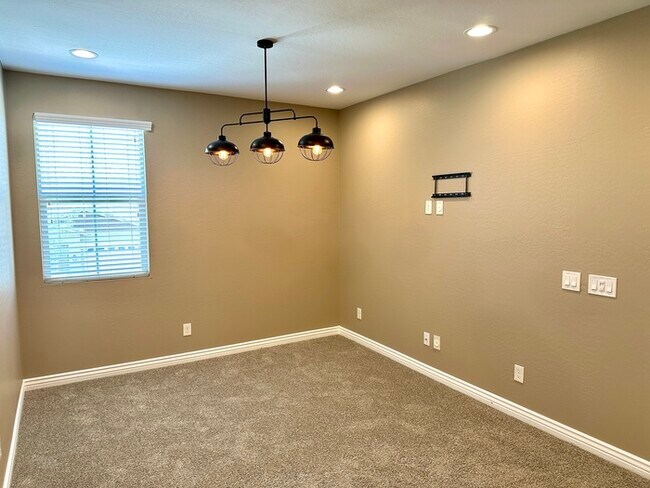 Building Photo - Stunning Southern Enclave