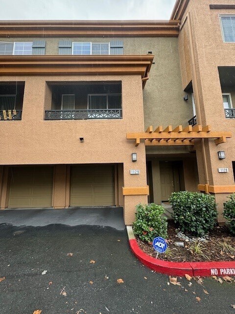 Building Photo - Charming 1 bedroom - 1 bathroom multi-level condominium in Sacramento