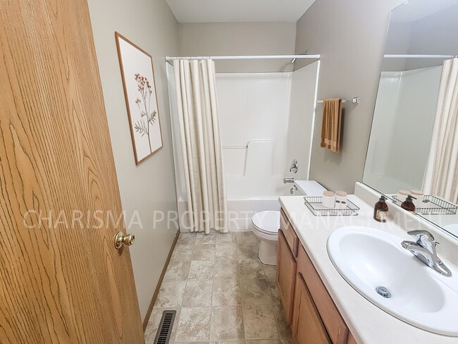 Building Photo - COZY 3 BD, 2 BA HOUSE IN NORTHWEST SIOUX FALLS!