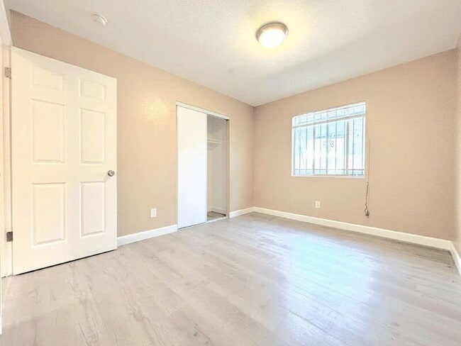 Building Photo - 1385 E Vernon Ave