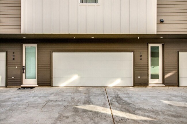 Building Photo - 2143 Mail Ave