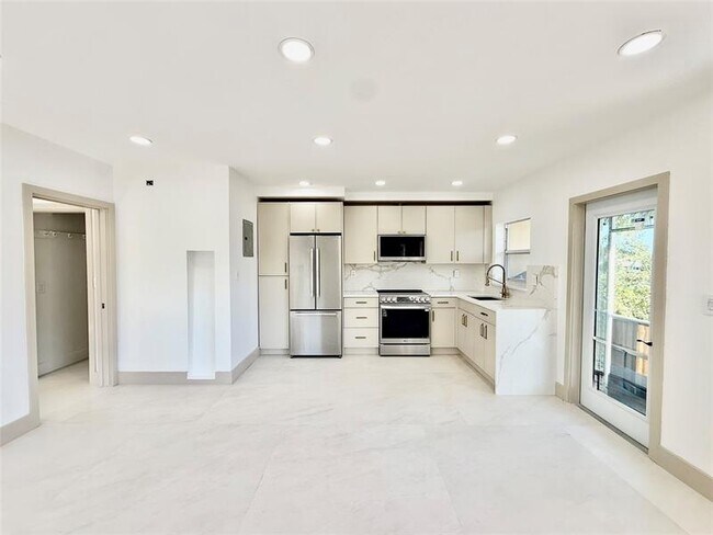 Building Photo - 1400 SE 7th Ave