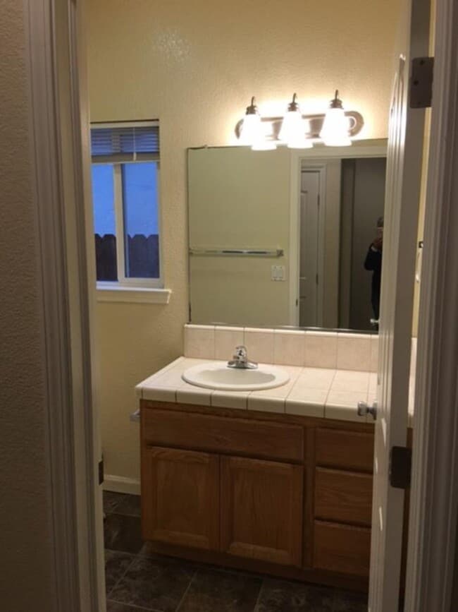 Building Photo - 3 bedroom 2 bath