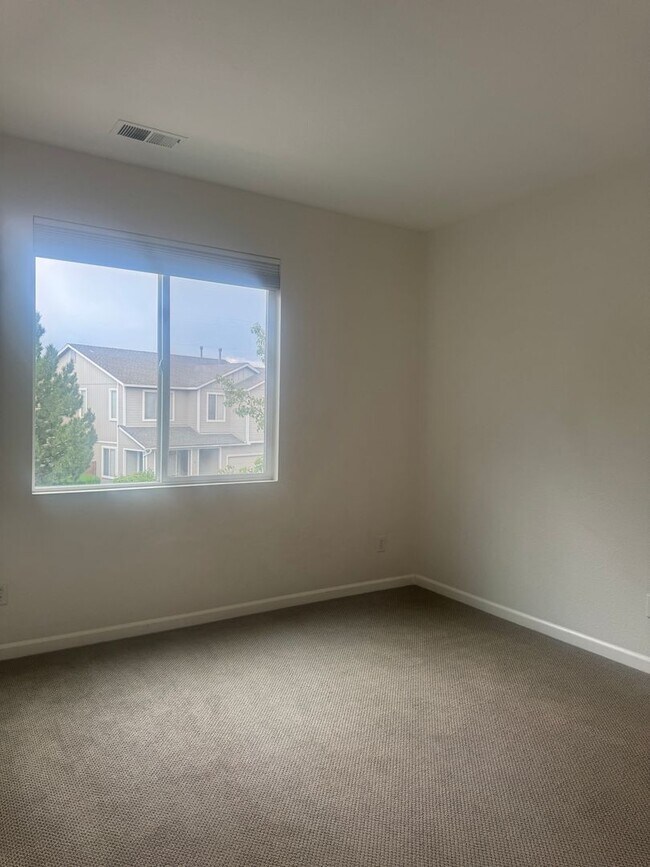Building Photo - Beautiful and Spacious NW Reno Home