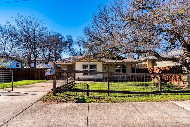 Building Photo - Charming 3 bedroom, 2 bathroom home in the heart of East Austin