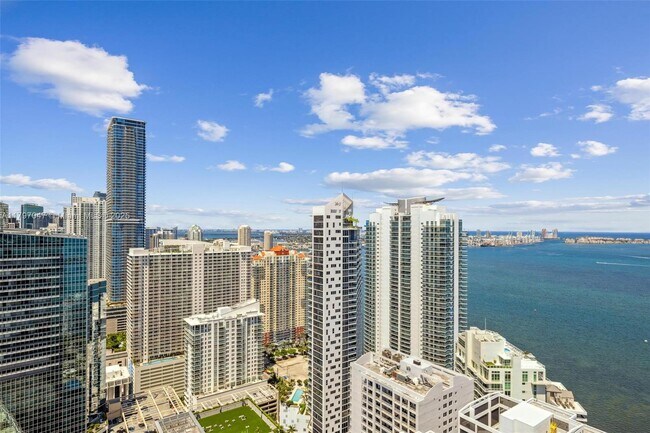 Building Photo - 1425 Brickell Ave