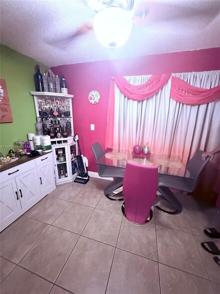 Building Photo - 550 SW 115th Ave