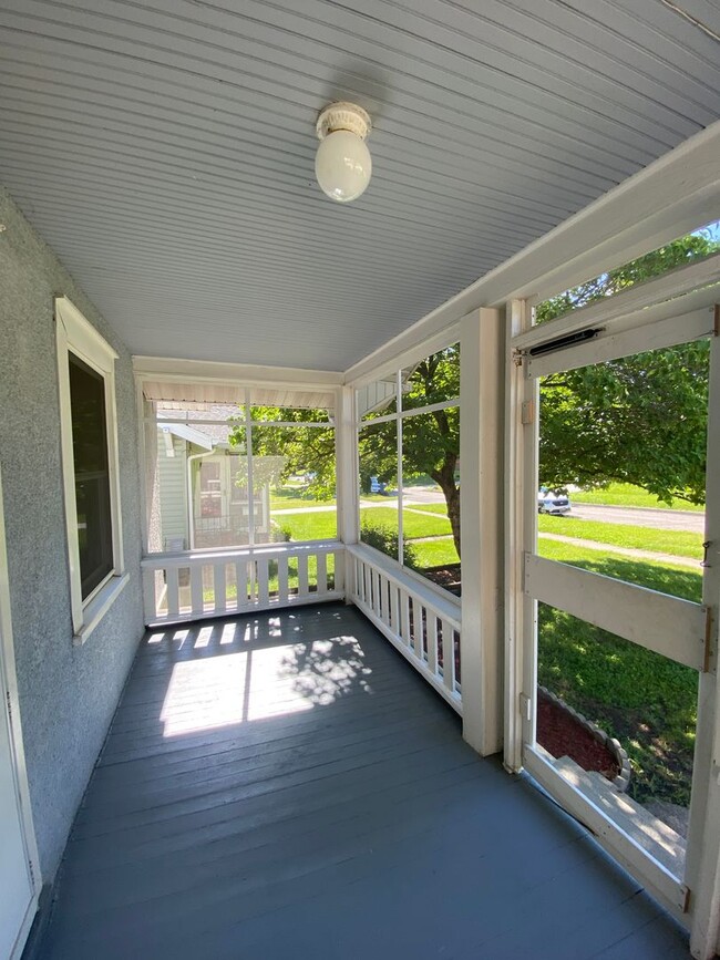 Building Photo - Updated 2 Bedroom 1.5 Bath Near Grandview ...