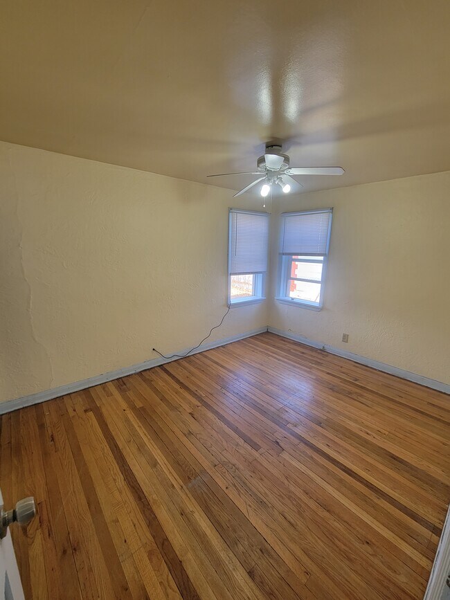 Building Photo - 2406 E 10th St