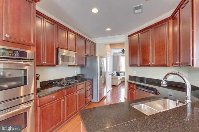 Building Photo - 43237 Highgrove Terrace