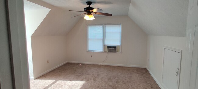 Building Photo - 3 bedroom home with fenced rear yard