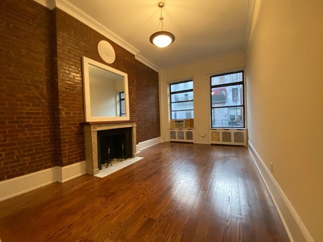 Building Photo - 169 W 76th St