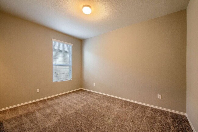 Building Photo - BEAUTIFUL HOME OFFERING 50% OFF 1ST MONTH'S RENT!!