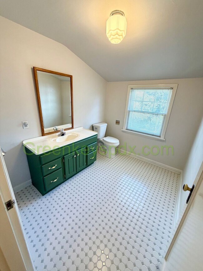 Building Photo - Lovely 3-Bedroom, 2-Bathroom House with Detached Garage in North Portland