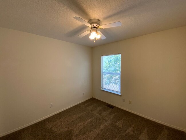Building Photo - 3 Bedroom Home Available In Gated Communit...