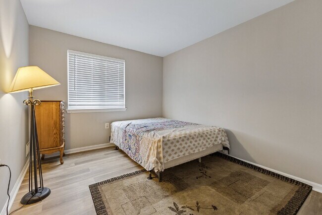 Building Photo - Beautifully remodeled two-level townhouse located in the desirable Irongate Community,