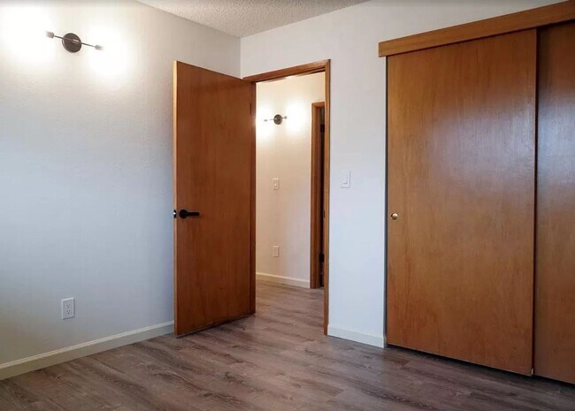 Building Photo - Large 4 Bed, 2 Bath House Available For Rent*