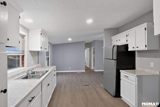 Building Photo - 5431 Pembrooke Dr