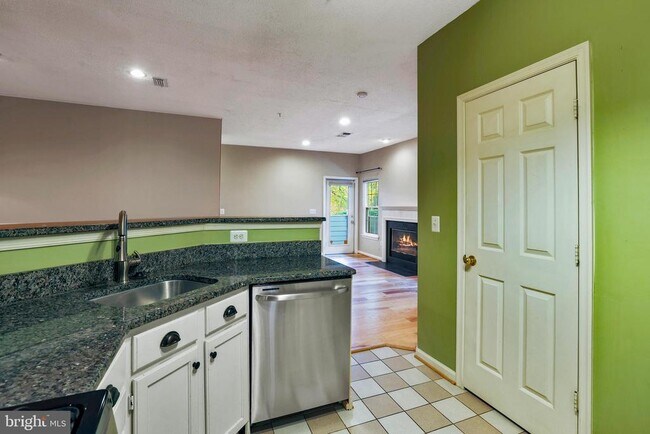 Building Photo - 1708 Lake Shore Crest Dr