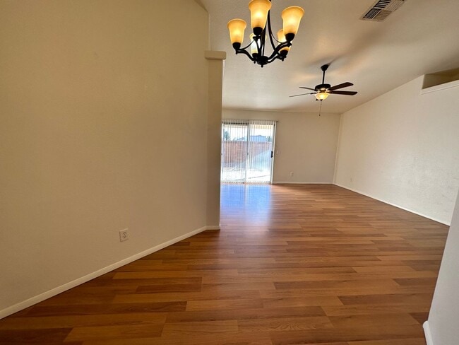 Building Photo - Great 3 Bedroom, 2 Bath Home Centrally located in Kingman!