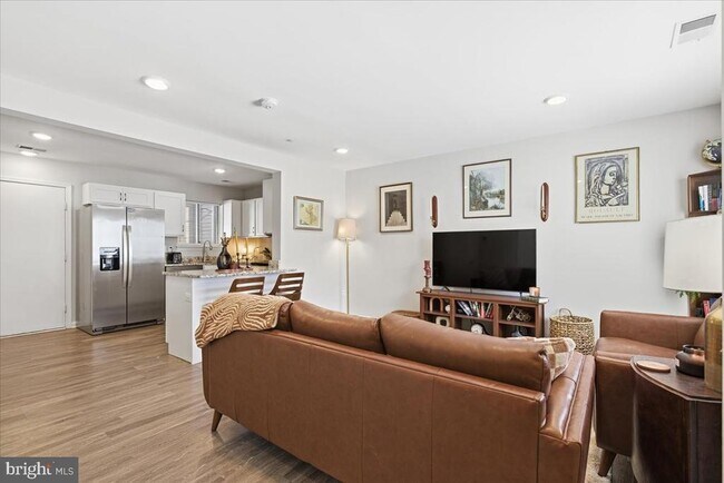 Building Photo - 3053 Heathcote Rd