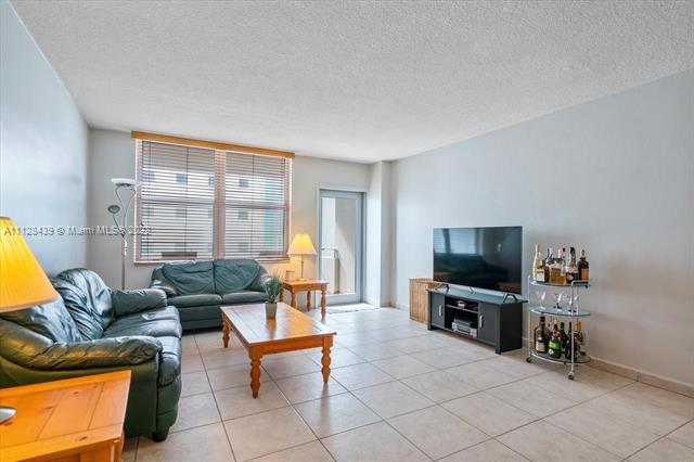 Building Photo - 9225 Collins Ave