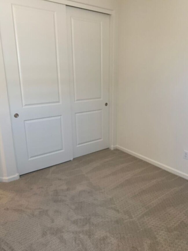 Building Photo - This stunning 4-bedroom, 2-bathroom home l...
