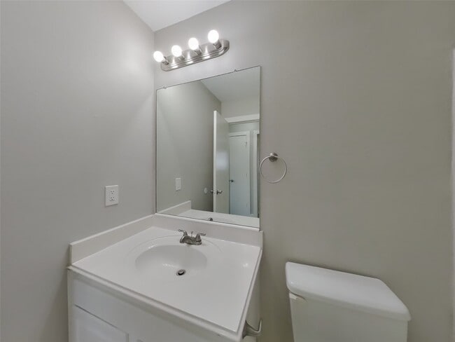 Building Photo - 21899 Pinewilde Ct