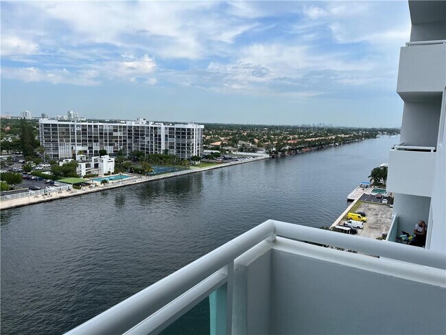 Building Photo - 3000 S Ocean Dr