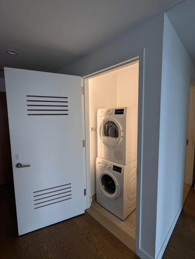 Building Photo - 99 Hudson St