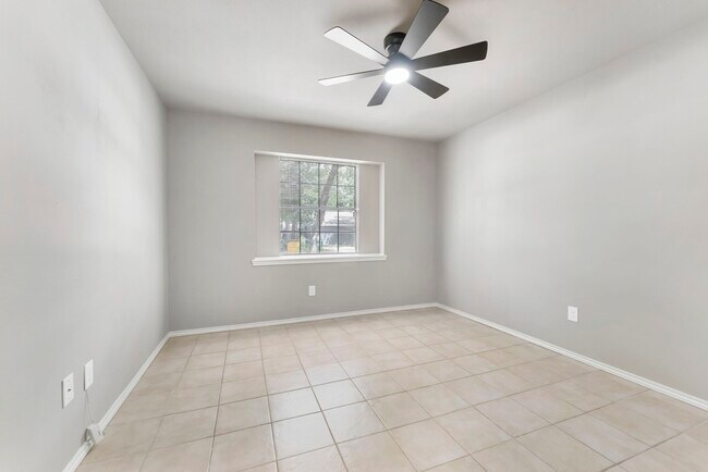 Building Photo - 1010 E Red Cedar Cir
