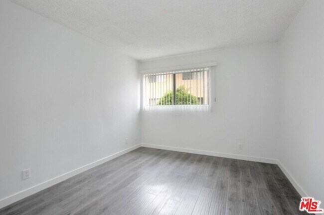 Building Photo - 855 Victor Ave