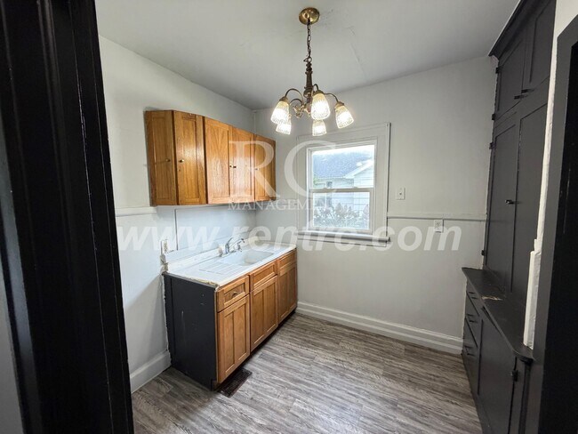 Building Photo - 327-2 Robinson-
