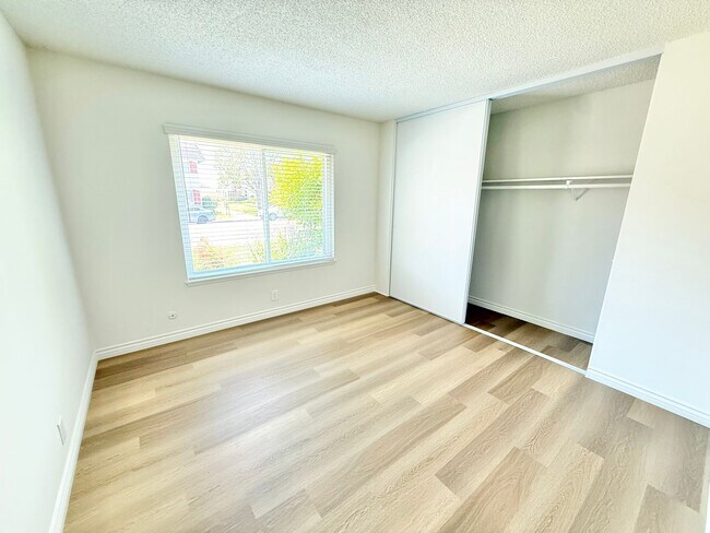 Building Photo - 4661 Larwin Ave