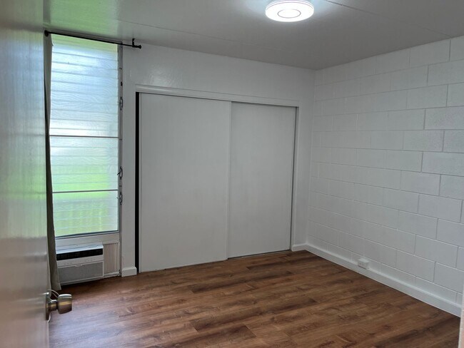 Building Photo - Nahoa Apartments - 2 bedrooms, 1 bath unit...