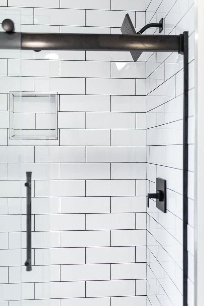 Building Photo - 617 E Chestnut St