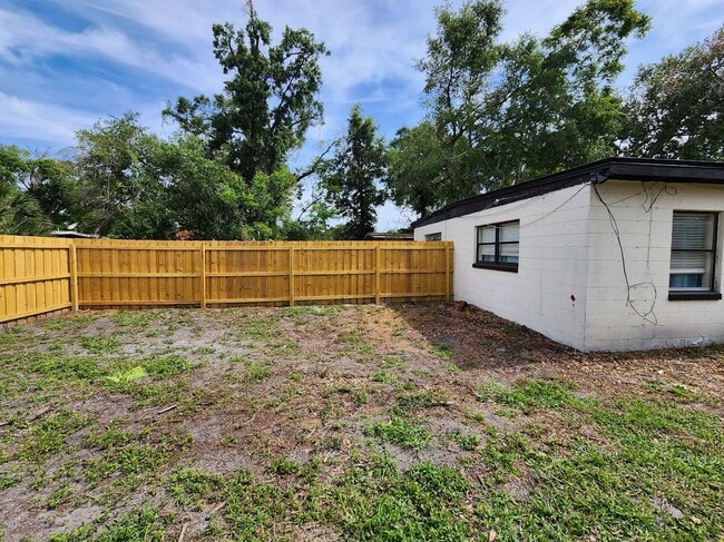 Building Photo - 218 N Lakeland Ave
