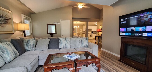 Primary Photo - Furnished 3 Beds/2 Baths Old Mission Penin...