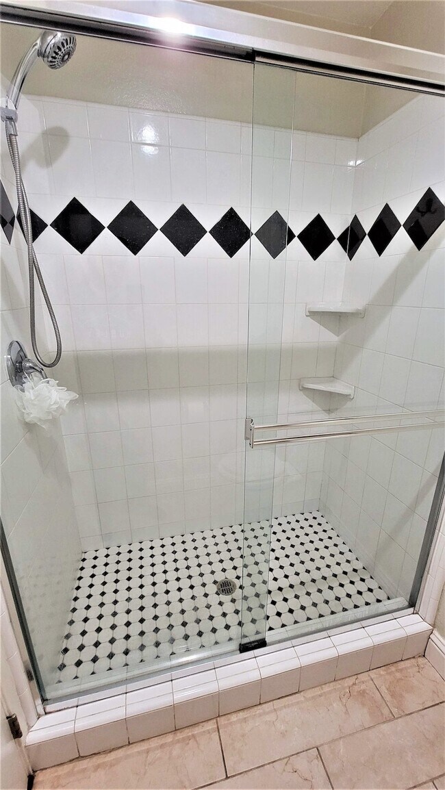 Building Photo - 37168 Meadowbrook Common, Unit 105