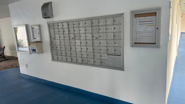 Building Photo - 1701 NE 191st St