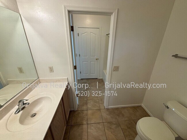 Building Photo - Beautiful 2-story 4-Bedroom, 2 Bath House with Loft for Rent (Green Valley)