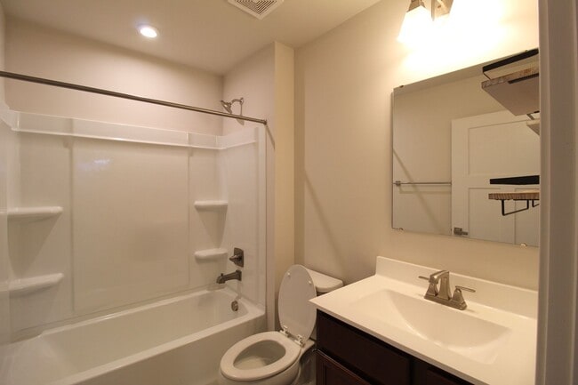 Building Photo - 105 S Peak Dr