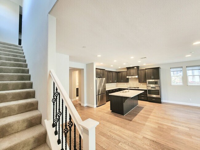 Building Photo - Spacious 5 bedroom house