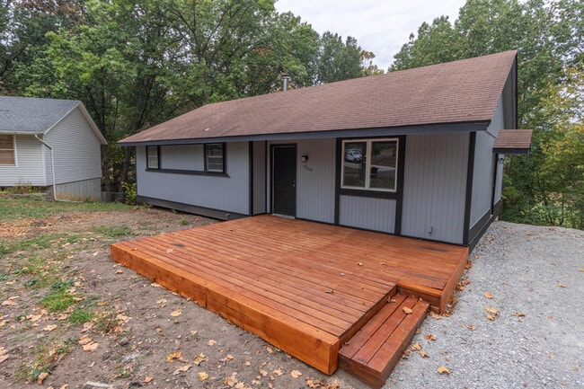Primary Photo - 5714 N Maple Ct