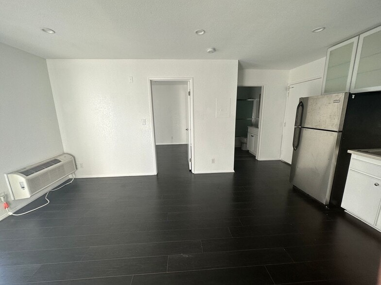 Building Photo - 827 S Wilton Pl