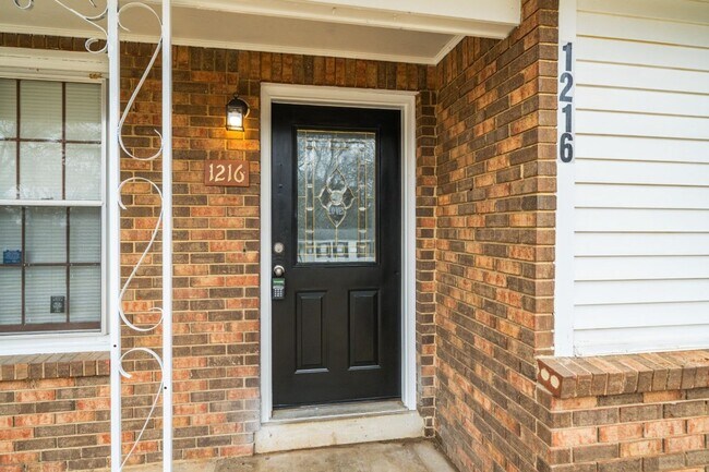 Building Photo - 1216 Beechdale Rd