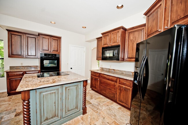 Building Photo - 2322 S Rogers Cir