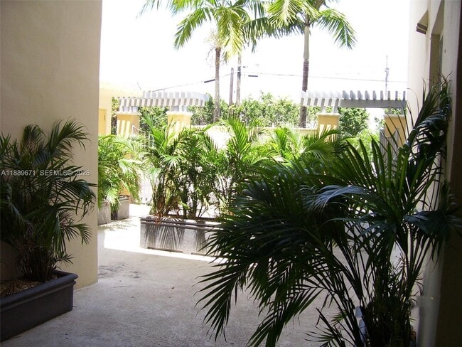 Building Photo - 445 SW 11th St