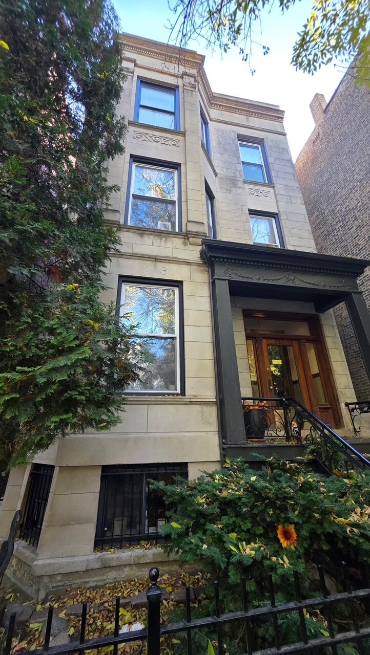 Building Photo - 823 W Roscoe St