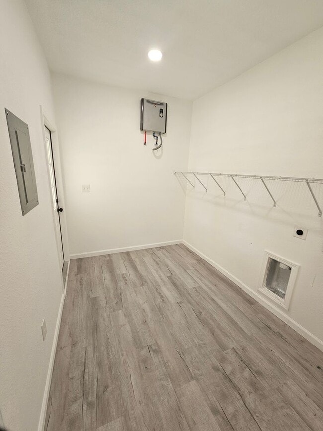 Building Photo - Modern Home, Centrally Located to St. Andrew's, Lynn Haven & PCB!  *SPECIAL: 1/2 OFF 1st Month's ...